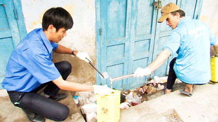 Thành viên Đội Công tác Xã hội tình nguyện phường Vĩnh Thọ thực hiện công việc của mình