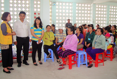 Đại diện đoàn công tác thăm hỏi các hộ dân có nhà bị cháy. 