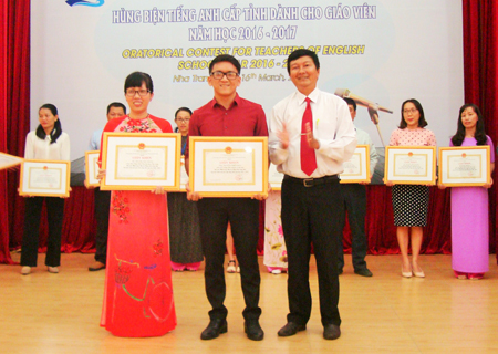 Lãnh đạo Sở Giáo dục và Đào tạo trao giải nhất cho hai giáo viên.  