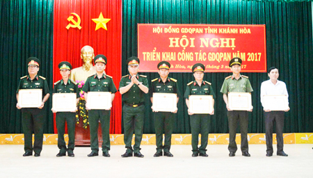 Đại tá Ngô Quang Trung - Chỉ huy trưởng Bộ Chỉ huy Quân sự tỉnh trao bằng khen của UBND tỉnh cho các tập thể. 