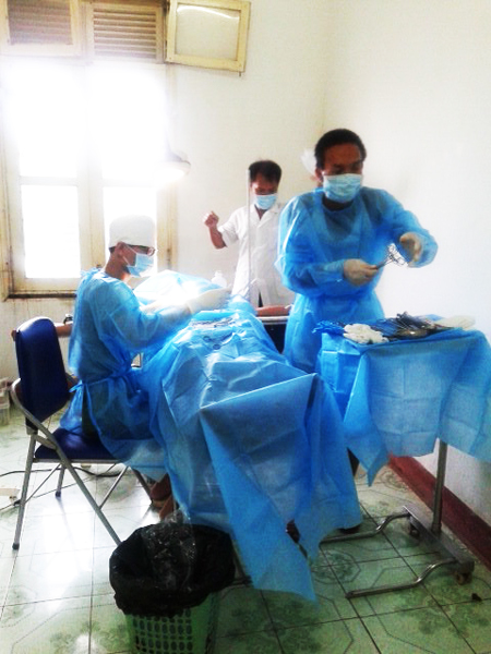 Kíp quân y phẫu thuật cho bệnh nhân Đào Văn Giang ngày 13-3