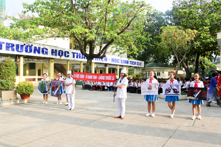 Học sinh Trường THCS Thái Nguyên tuyên truyền về tác hại của thuốc lá