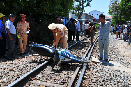 Lực lượng chức năng khám nghiệm hiện trường