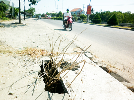 Cần thay mới nắp hố ga