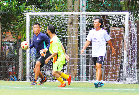 Thủ môn Châu Chí Cường (trái), tiền vệ Liêm Thanh (phải) của đội bóng cựu tuyển thủ Việt Nam tại giải đấu