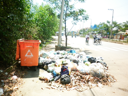 Sao không bỏ rác vào thùng?