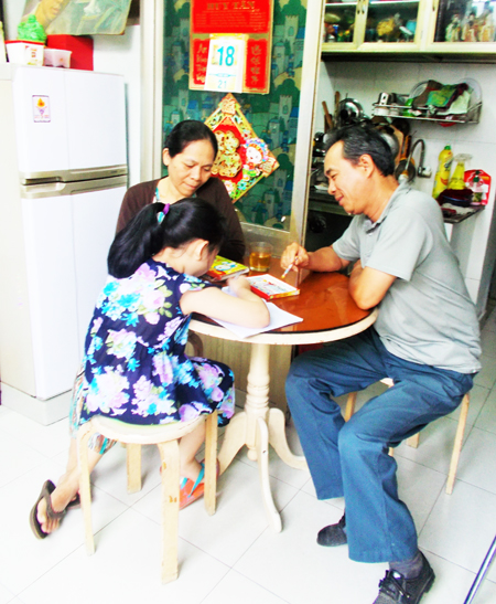 Vợ chồng anh Nguyễn Ngọc Cường bên người con út