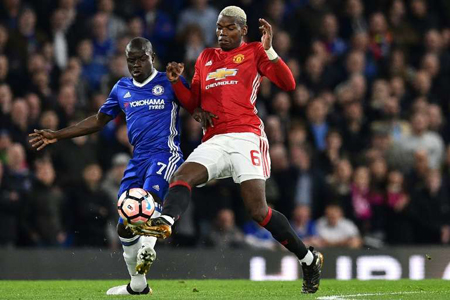 Pha tranh bóng giữa N'Golo Kante (áo xanh) và Paul Pogba