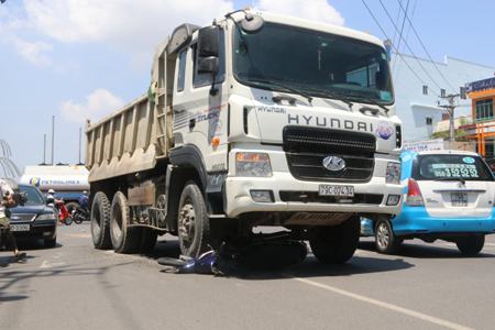 Xe ben tông xe máy, một người chết