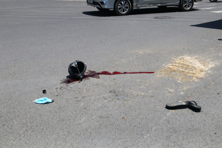 Mũ bảo hiểm, dép của nạn nhân văng xuống đường. 