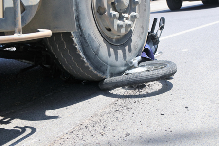 Xe máy của nạn nhân bị kéo lê, biến dạng.