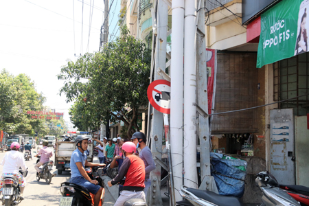 Biển cấm xe tải lưu thông vào đường Yerin. 