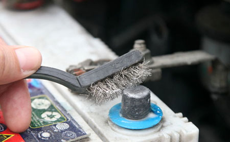 Bạn có thể thực hiện một số thủ thuật vệ sinh ắc quy đơn giản.