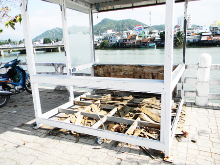 Chốt trạm bị đập phá