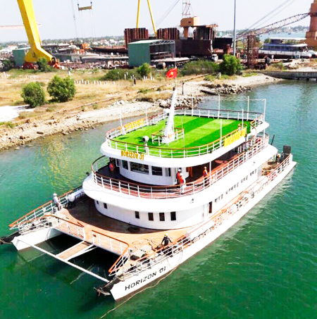 Hạ thủy du thuyền du lịch 2 thân Horizon 02