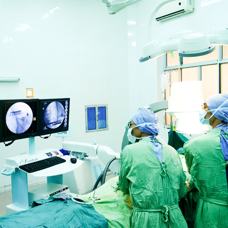 Thực hiện ca phẫu thuật tắc, nghẽn động mạch ngoại biên