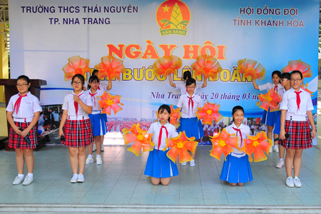 Các tiết mục văn nghệ về Đoàn, Đội do các chi đội của Trường THCS Thái Nguyên biểu diễn