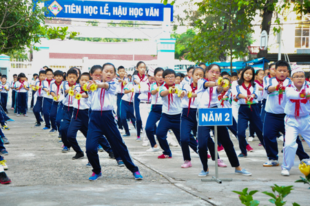 Đội viên các chi đội của Trường Tiểu học Lộc Thọ đồng diễn múa dân vũ