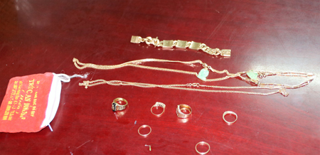 Nhiều đồ trang sức bằng vàng mà Được trộm cắp được bị Công an tạm giữ.