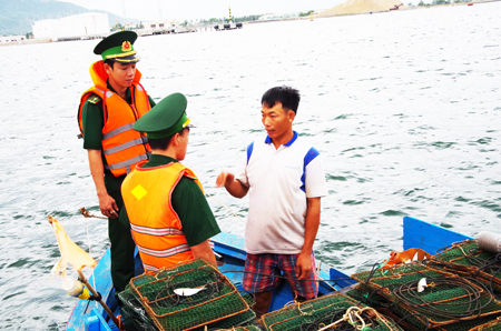 Đồn Biên phòng Cam Ranh tuyên truyền ngư dân tố giác hoạt động khai thác trái phép trên vịnh Cam Ranh