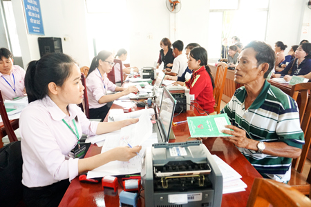 Giải ngân vốn Ngân hàng Chính sách xã hội tại Cam Linh và Cam Tân