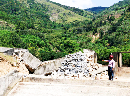 Vỡ bờ tràn hồ Suối Lớn: Hơn 1.000 hộ không có nước sản xuất