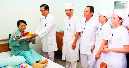 Lãnh đạo Bệnh viện Đa khoa tỉnh tặng hoa chúc mừng sản phụ Hoài Nam