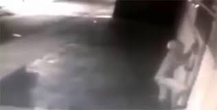 Leo tường trộm đồ