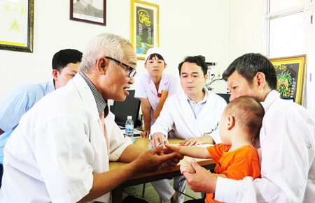 Khám sàng lọc dị tật bẩm sinh cho hơn 50 trẻ