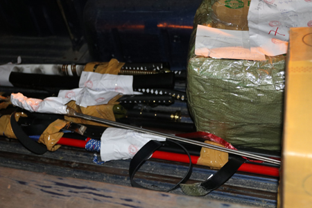 Lực lượng công an thu giữ nhiều hung khí để phục vụ công tác điều tra