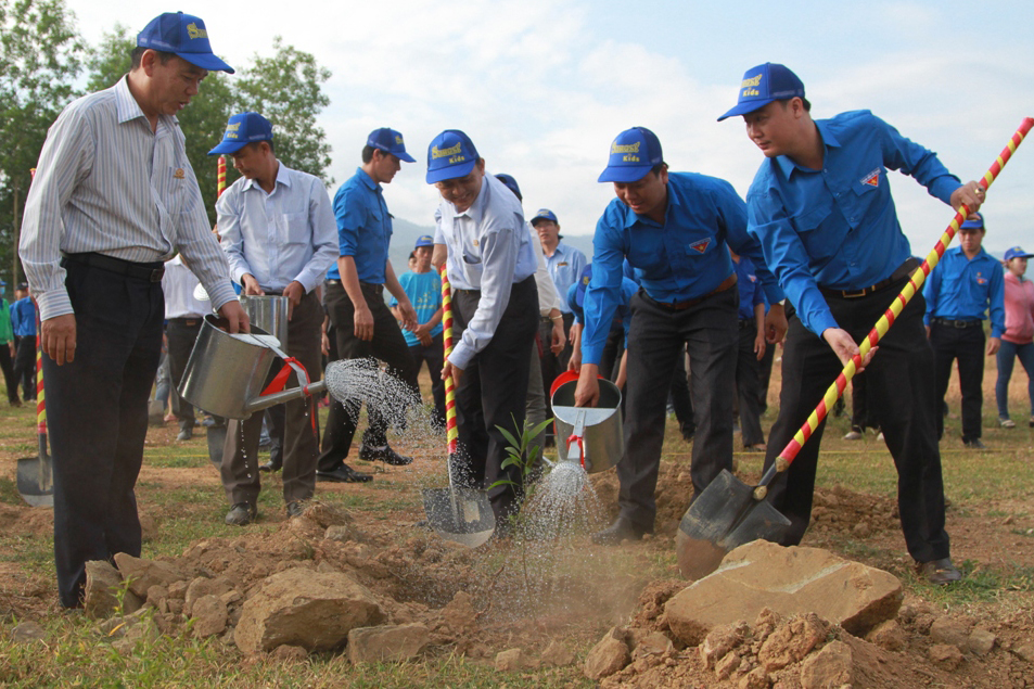 Lãnh đạo Tỉnh đoàn và Công ty TNHH Nhà nước một thành viên Yến sào Khánh Hòa cùng trồng cây xanh tại Cụm công nghiệp Sông Cầu