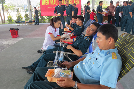 học viên, cán bộ của trường Sỹ quan Không quân hiến máu tình nguyện