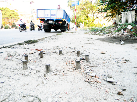 Cọc sắt trên vỉa hè