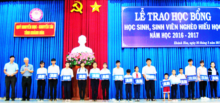 Đồng chí Nguyễn Chiến Thắng (thứ 2 từ trái sang) trao học bổng cho các học sinh