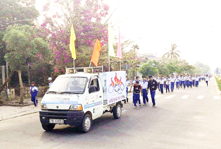 People in Ninh Hiep Ward, Ninh Hoa Town, taking part in program “Olympic running program for all people”.