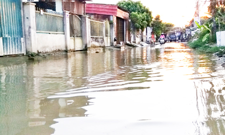 Đoạn đường hẻm 404 Lê Hồng Phong bị ngập nước kéo dài nhiều tháng nay