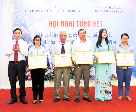 Ông Nguyễn Sỹ Khánh trao giấy khen cho các tập thể