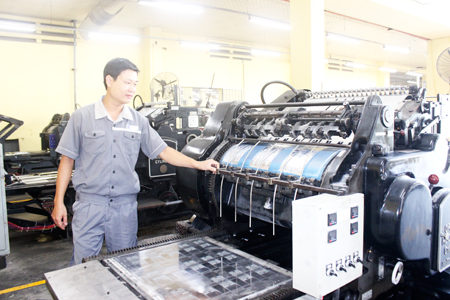 Ông Trần Xuân Lâm bên sáng kiến, cải tiến của mình