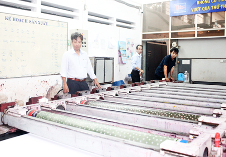 Ông Nguyễn Văn Đoài kiểm tra, giám sát quy trình sản xuất vải in hoa