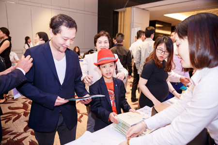 Khách hàng tìm hiểu thông tin về dự án