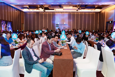 Quang cảnh buổi mở bán tại Hà Nội