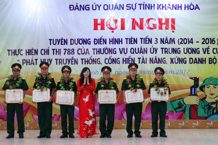 Tuyên dương 32 điển hình tiên tiến