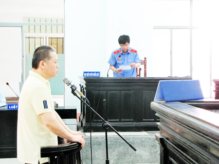 Bị cáo Yang Qing nghe đại diện Viện Kiểm sát nhân dân Cấp cao tại Đà Nẵng công bố kháng nghị