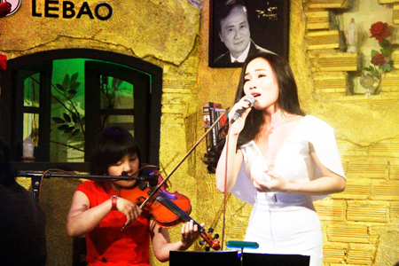 Ca sĩ Lý Thu Thảo biểu diễn ca khúc “Thương về miền Trung”