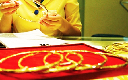 Giá vàng thế giới leo dốc, trong nước "án binh bất động"