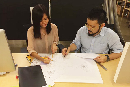 Sheng-Hung Lee và cộng sự đang làm việc cùng các bản thiết kế