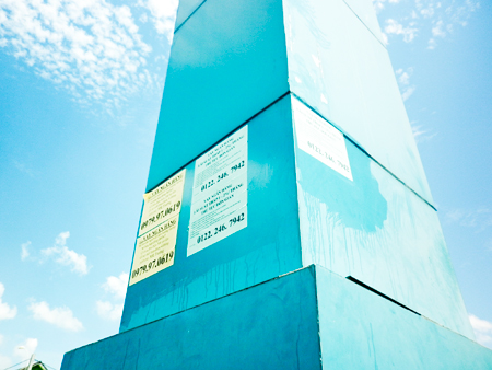 Dán quảng cáo nơi cổng chào