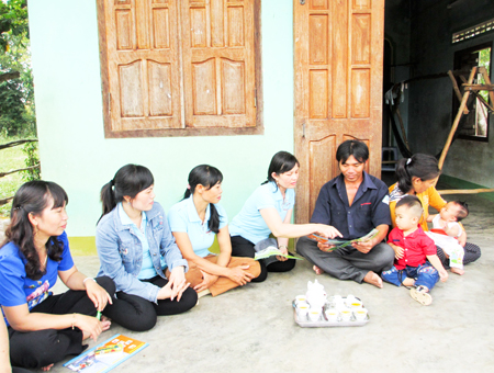 Các thành viên câu lạc bộ tuyên truyền về akế hoạch hóa gia đình cho người dân thôn 2