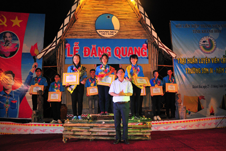 Ông Nguyễn Tấn Tuân vinh danh 3 thí sinh có điểm cao nhất trại huấn luyện