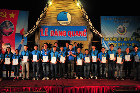 Ban tổ chức trao chứng nhận cho các trại sinh